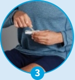 תמונה של אדם אוחז באביזר ההזרקה